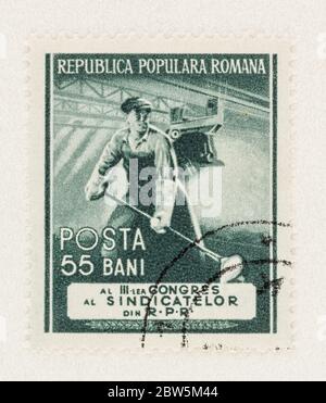 SEATTLE WASHINGTON - 27. Mai 2020: Gießereiarbeiter auf grünen Scott # 919 Rumänien Briefmarke von 1953. Stockfoto