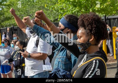 Detroit, Michigan, USA. Mai 2020. Tausende versammelten sich, um gegen Polizeibrutalität und die Polizeimorde von George Floyd in Minneapolis zu protestieren. Kredit: Jim West/Alamy Live News Stockfoto