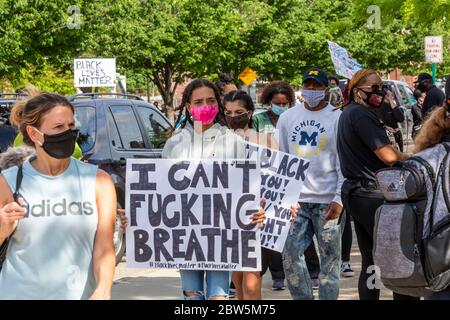 Detroit, Michigan, USA. Mai 2020. Tausende versammelten sich, um gegen Polizeibrutalität und die Polizeimorde von George Floyd in Minneapolis zu protestieren. Kredit: Jim West/Alamy Live News Stockfoto