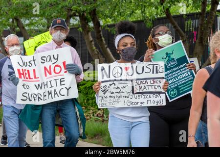 Detroit, Michigan, USA. Mai 2020. Tausende versammelten sich, um gegen Polizeibrutalität und die Polizeimorde von George Floyd in Minneapolis zu protestieren. Kredit: Jim West/Alamy Live News Stockfoto