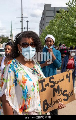 Detroit, Michigan, USA. Mai 2020. Tausende versammelten sich, um gegen Polizeibrutalität und die Polizeimorde von George Floyd in Minneapolis zu protestieren. Kredit: Jim West/Alamy Live News Stockfoto