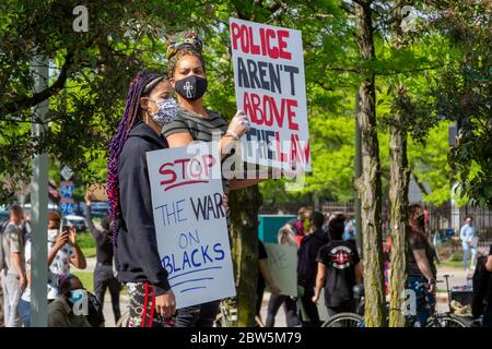 Detroit, Michigan, USA. Mai 2020. Tausende versammelten sich, um gegen Polizeibrutalität und die Polizeimorde von George Floyd in Minneapolis zu protestieren. Kredit: Jim West/Alamy Live News Stockfoto