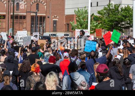 Detroit, Michigan, USA. Mai 2020. Tausende versammelten sich, um gegen Polizeibrutalität und die Polizeimorde von George Floyd in Minneapolis zu protestieren. Kredit: Jim West/Alamy Live News Stockfoto