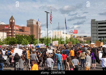 Detroit, Michigan, USA. Mai 2020. Tausende versammelten sich, um gegen Polizeibrutalität und die Polizeimorde von George Floyd in Minneapolis zu protestieren. Kredit: Jim West/Alamy Live News Stockfoto