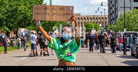 Detroit, Michigan, USA. Mai 2020. Tausende versammelten sich, um gegen Polizeibrutalität und die Polizeimorde von George Floyd in Minneapolis zu protestieren. Kredit: Jim West/Alamy Live News Stockfoto