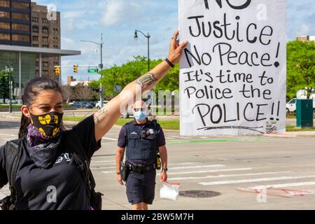 Detroit, Michigan, USA. Mai 2020. Tausende versammelten sich, um gegen Polizeibrutalität und die Polizeimorde von George Floyd in Minneapolis zu protestieren. Kredit: Jim West/Alamy Live News Stockfoto