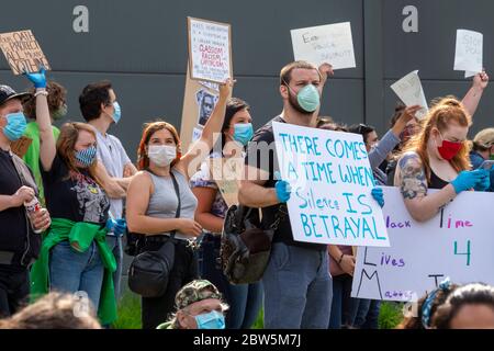 Detroit, Michigan, USA. Mai 2020. Tausende versammelten sich, um gegen Polizeibrutalität und die Polizeimorde von George Floyd in Minneapolis zu protestieren. Kredit: Jim West/Alamy Live News Stockfoto