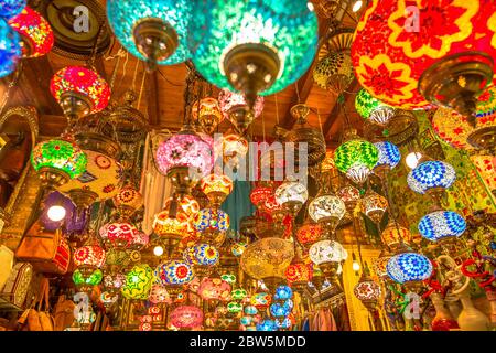 Farbenfroher Deckenleuchter im arabischen und marokkanischen Stil. Laternen Lampe hängt von der Decke. Stockfoto