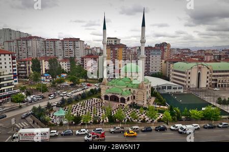 Ankara/Türkei - 29/05/2020: Sozial distanzierte Gruppe von muslimen beim ersten Jumah-Gebet in der Türkei nach 3 Monaten Quarantäne außerhalb eines Mosquems Stockfoto