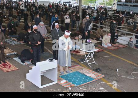 Ankara/Türkei - 29/05/2020 Ankara/Türkei - 29/05/2020: Imam führt die sozial distanzierte Gruppe von muslimen an, die im ersten Jum auf dem Gebetsdecke beten Stockfoto