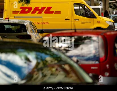 Bukarest, Rumänien - 25. Mai 2020 ein gelber DHL Lieferwagen wird auf einer Straße in der Innenstadt von Bukarest gesehen. Dieses Bild ist nur für redaktionelle Zwecke bestimmt. Stockfoto