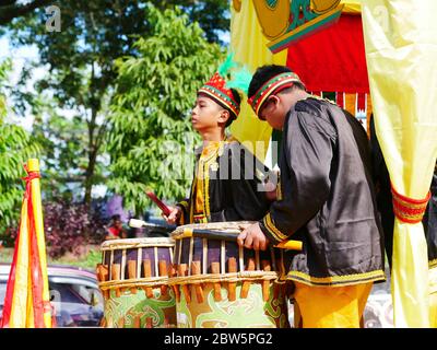 21. Dez 2019 - Tarakan,Indonesien: Musikergruppe spielt rebana oder auch Kompang, und spielt in der Nusantara Kulturparade Stockfoto