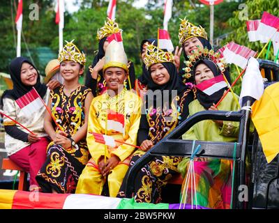 12. Dez 2019 - Tarakan, Indonesien: Teilnehmer des Nusantara kulturmarsches mit traditionellen Kleidern der Stämme Indonesiens Stockfoto