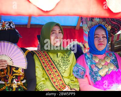 12. Dez 2019 - Tarakan, Indonesien: Teilnehmer des Nusantara kulturmarsches mit traditionellen Kleidern der Stämme Indonesiens Stockfoto