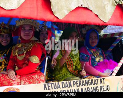 12. Dez 2019 - Tarakan, Indonesien: Teilnehmer des Nusantara kulturmarsches mit traditionellen Kleidern der Stämme Indonesiens Stockfoto