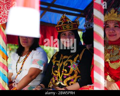 12. Dez 2019 - Tarakan, Indonesien: Teilnehmer des Nusantara kulturmarsches mit traditionellen Kleidern der Stämme Indonesiens Stockfoto