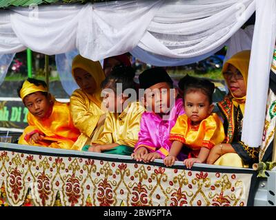 12. Dez 2019 - Tarakan, Indonesien: Teilnehmer des Nusantara kulturmarsches mit traditionellen Kleidern der Stämme Indonesiens Stockfoto