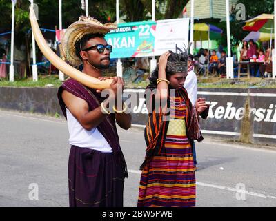 12. Dez 2019 - Tarakan, Indonesien: Teilnehmer des Nusantara kulturmarsches mit traditionellen Kleidern der Stämme Indonesiens Stockfoto