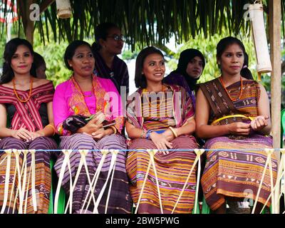 12. Dez 2019 - Tarakan, Indonesien: Teilnehmer des Nusantara kulturmarsches mit traditionellen Kleidern der Stämme Indonesiens Stockfoto