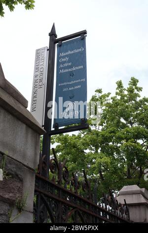 Ein ID-Banner fliegt über dem Trinity Church Cemetery und dem Mausoleum in Harlem, dem einzigen aktiven Friedhof oder Mausoleum in Manhattan Stockfoto