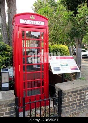 Telefonkastenmuseum in einer restaurierten historischen, 1935 restaurierten Telefonkastenanlage der GPO K.6-Serie in Southend auf dem Meer erzählt die Geschichte der Region. Stockfoto