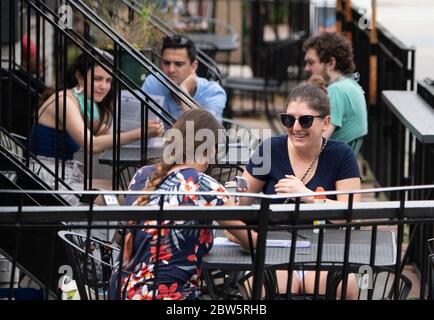 Washington, Unbunden Staaten. Mai 2020. Am 29. Mai 2020 treffen sich Gäste in einem Restaurant im Adams Morgan-Viertel von Washington, DC. Die DC Metro Region beginnt wieder zu öffnen, beginnend mit Outdoor-Restaurants nach der fast drei Monate Sperre aufgrund der COVID-19 Pandemie. Foto von Kevin Dietsch/UPI Quelle: UPI/Alamy Live News Stockfoto