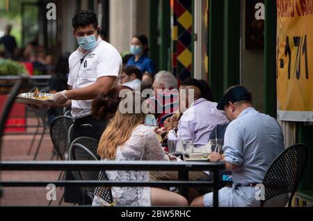 Washington, Unbunden Staaten. Mai 2020. Ein Kellner serviert am 29. Mai 2020 in einem mexikanischen Restaurant in Shirlington, Virginia. Die DC Metro Region beginnt wieder zu öffnen, beginnend mit Outdoor-Restaurants nach der fast drei Monate Sperre aufgrund der COVID-19 Pandemie. Foto von Kevin Dietsch/UPI Quelle: UPI/Alamy Live News Stockfoto