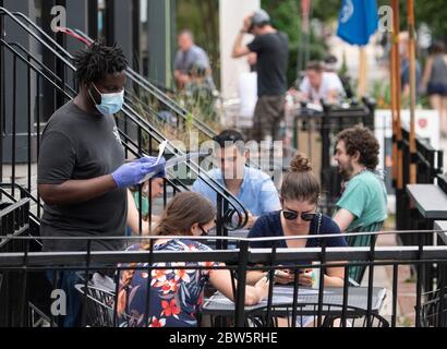 Washington, Unbunden Staaten. Mai 2020. Ein Kellner nimmt am 29. Mai 2020 in einem Restaurant im Adams Morgan-Viertel von Washington, DC, eine Bestellung auf. Die DC Metro Region beginnt wieder zu öffnen, beginnend mit Outdoor-Restaurants nach der fast drei Monate Sperre aufgrund der COVID-19 Pandemie. Foto von Kevin Dietsch/UPI Quelle: UPI/Alamy Live News Stockfoto