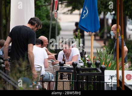 Washington, Unbunden Staaten. Mai 2020. Am 29. Mai 2020 treffen sich Gäste in einem Restaurant im Adams Morgan-Viertel von Washington, DC. Die DC Metro Region beginnt wieder zu öffnen, beginnend mit Outdoor-Restaurants nach der fast drei Monate Sperre aufgrund der COVID-19 Pandemie. Foto von Kevin Dietsch/UPI Quelle: UPI/Alamy Live News Stockfoto