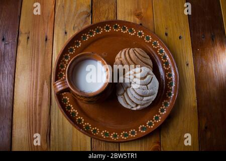 Milch und traditionelles süßes Brot 'Conchas' Stockfoto