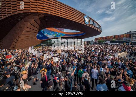 Brooklyn, New York, USA. Mai 2020. Eine Menge Demonstranten versammeln sich vor dem Barclays Center. Hunderte von Demonstranten machten sich auf den Weg zum Barclays Center in Brooklyn am 29. Mai 2020, um gegen Polizeibrutalität im Gefolge von George Floyds Tod zu demonstrieren, während sie in Polizeigewahrsam in Minneapolis waren. (Foto: Erik McGregor/Sipa USA) Quelle: SIPA USA/Alamy Live News Stockfoto