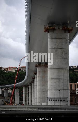 Genua, Italien. Mai 2020. GENUA, ITALIEN - 29. Mai 2020: Gesamtansicht zeigt die Baustelle der neuen Morandi-Brücke (offiziell Viadotto Polcevera). Die ursprüngliche Brücke ist im August 2018 eingestürzt und die neue Brücke soll im Juli 2020 wieder eröffnet werden. (Foto: Nicolò Campo/Sipa USA) Quelle: SIPA USA/Alamy Live News Stockfoto