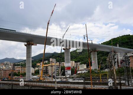 Genua, Italien. Mai 2020. GENUA, ITALIEN - 29. Mai 2020: Gesamtansicht zeigt die Baustelle der neuen Morandi-Brücke (offiziell Viadotto Polcevera). Die ursprüngliche Brücke ist im August 2018 eingestürzt und die neue Brücke soll im Juli 2020 wieder eröffnet werden. (Foto: Nicolò Campo/Sipa USA) Quelle: SIPA USA/Alamy Live News Stockfoto