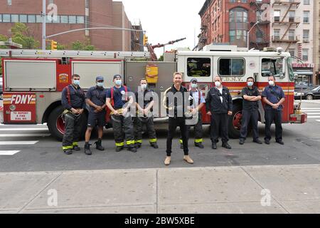 New York City, USA. Mai 2020. Der französische DJ David Guetta (Mitte) posiert mit Mitgliedern des FDNY vor den New Yorker Gesundheitskrankenhäusern/Harlem Hospital, New York, NY, 29. Mai 2020. Guetta kündigte an, dass er ein Live-Streaming-Konzert „United at Home“ Charity-Event veranstalten wird, das am 30. Mai 2020 ausgestrahlt wird. (Anthony Behar/Sipa USA) Credit: SIPA USA/Alamy Live News Stockfoto