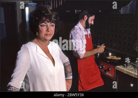 Elizabeth Taylor in der Küche zu Hause mit einem Kochkurs mit Küchenchef Nick Grippo, Bel Air, CA Stockfoto