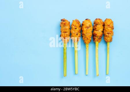 Gegrilltes Hackhuhn mit Currypaste und Kokosnusscreme auf den Spießen aus Zitronengras. Kopierbereich Stockfoto