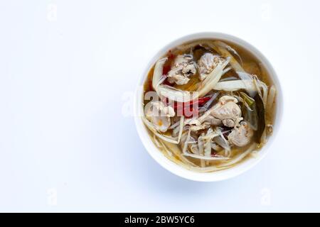 Curry konservierte Bambusschießen mit Schweinefleisch auf weißem Hintergrund. Kopierbereich Stockfoto