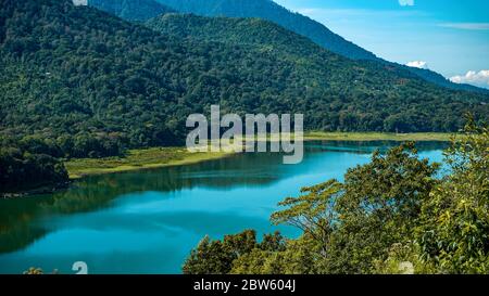 Schöne Aussicht auf den See von der Spitze einer Klippe in den tropischen Bergen Stockfoto
