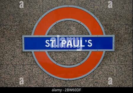 Schild an der Londoner U-Bahn-Station St Paul's an einer Marmorsteinmauer. London Stockfoto