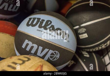 Schwarz und blau Wilson Basketball in einer Kiste mit anderen Bällen. Stockfoto