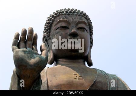 Nahaufnahme des riesigen Tian Tan Buddha auf der Insel Lantau in Hongkong Stockfoto