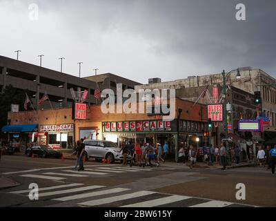 MEMPHIS, TENNESSEE - 22. JULI 2019: Die Bürgersteige rund um das Blues City Cafe an der Beale St. sind voll mit Menschen und Aktivitäten an einem regnerischen Nachmittag Stockfoto