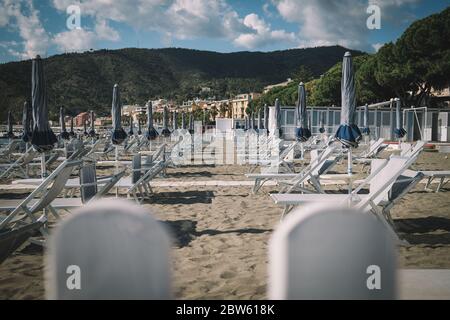 Genua, Italien. Mai 2020. Liegestühle und Sonnenschirme stehen an einem Strand in Genua, Italien, 29. Mai 2020. Nachdem einige Beschränkungen der Personenbewegung, die seit März 10 mit der Sperrung auferlegt wurden, in den letzten Wochen allmählich aufgehoben wurden, war das Reisen innerhalb derselben Wohnregion erst ab Mai 18 erlaubt. Der nächste Schritt im offiziellen Zeitplan der Regierung wäre in der Tat, den Umzug zwischen den italienischen Regionen bis zum 3. Juni wieder aufzunehmen. Kredit: Federico Tardito/Xinhua/Alamy Live News Stockfoto