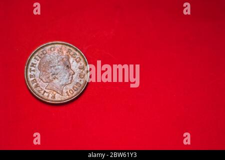 Britische Münze 2 Pence (2001) isoliert auf rotem Hintergrund mit verschwommenem Text und Platz für Text. Rückseite von zwei Pence Münze. Münzen Sammler weltweit. Stockfoto