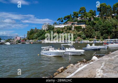 Boote in kleinem Hafen Kanoni, Korfu, Griechenland. Stockfoto
