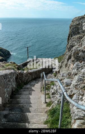 Stufen, die zum Leuchtturm von South Stack in der Nähe von Holyhead, Nordwales, führen. Stockfoto