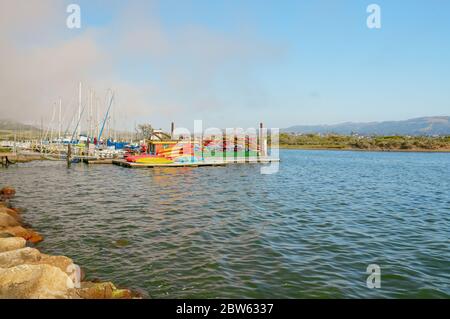 Morro Bay, Kalifornien/USA - 27. Mai 2020 Schiffe, Segelboote und Kajaks im Hafen von Morro Bay, Kalifornien Küste Stockfoto