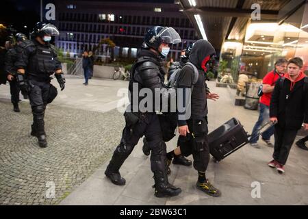 Ljubljana, Slowenien. Mai 2020. Bei einem regierungsfeindlichen Protest wird ein Protestler von der Bereitschaftspolizei mitgenommen.Jeden Freitag protestieren Tausende Menschen in Ljubljana gegen die Regierung von Premierminister Janez Janša, weil sie die Korruption und undemokratische Herrschaft seiner Regierung vorbringen. Quelle: SOPA Images Limited/Alamy Live News Stockfoto