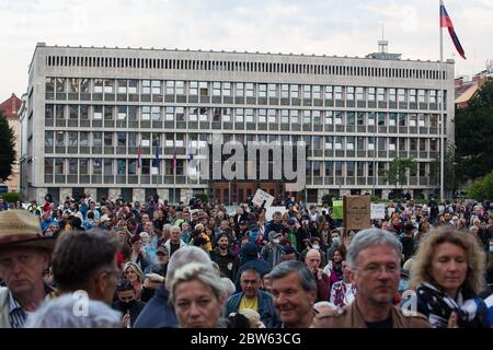 Ljubljana, Slowenien. Mai 2020. Während eines Protestes gegen die Regierung wenden sich die Demonstranten im parlamentsgebäude einen Moment des Schweigens ab.Jeden Freitag protestieren Tausende Menschen in Ljubljana gegen die Regierung von Premierminister Janez Janša, weil sie die Korruption und undemokratische Herrschaft seiner Regierung vorwerfen. Quelle: SOPA Images Limited/Alamy Live News Stockfoto