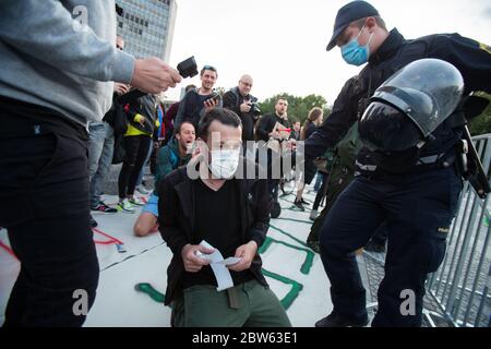 Ljubljana, Slowenien. Mai 2020. Während eines regierungsfeindlichen Protests werden Demonstranten von Polizisten festgenommen.Jeden Freitag protestieren Tausende Menschen in Ljubljana gegen die Regierung von Premierminister Janez Janša, weil sie die Korruption und undemokratische Herrschaft seiner Regierung beschuldigt haben. Quelle: SOPA Images Limited/Alamy Live News Stockfoto